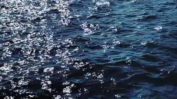 Langzame beweging van blauw oceaanwater als achtergrond, stromende golven en zomervakantie reizen b-roll als zee, textuur en kust natuur concept — Stockvideo