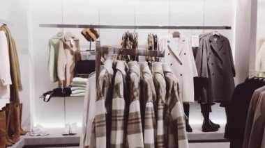 Perakende giyim ve sürdürülebilir moda konsepti. Lüks kadın giyim, sonbahar ve kış koleksiyonları kitle pazarı marka mağazasında.