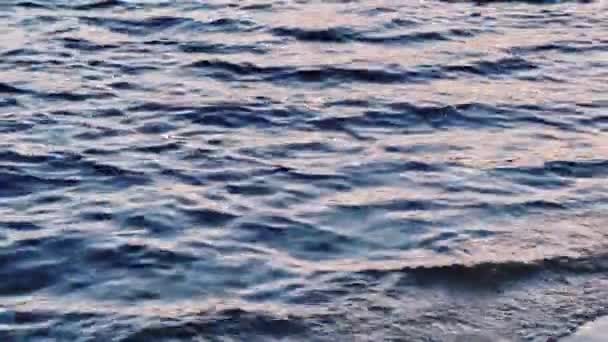 Meer, Textur und Küstenkonzept, Strand und Wellen am Meer bei Sonnenuntergang als Naturhintergrund, Sommerurlaub Reise B-Roll — Stockvideo
