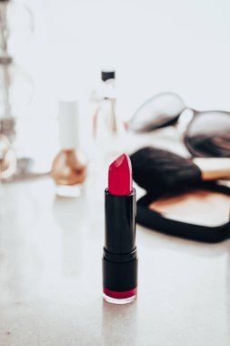 Güzellik ürünleri ve dekoratif kozmetik konsepti. Makyaj masasında güzellik blogu olarak modern lüks makyaj.