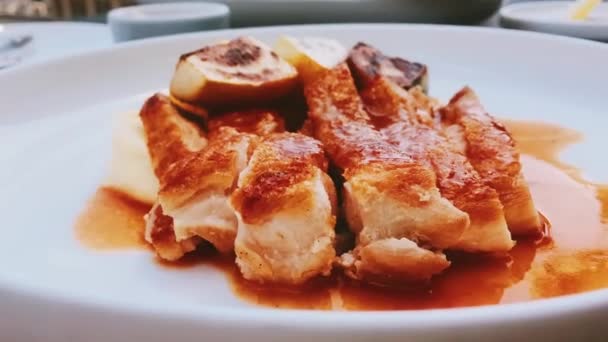 Pollo in salsa dolce nel ristorante — Video Stock