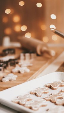 Noel pişirme ve yemek tarifi konsepti. Gıda malzemeleri ve geleneksel zencefilli kurabiye hazırlama süreci. Evdeki mutfakta erkekler bisküvileri.