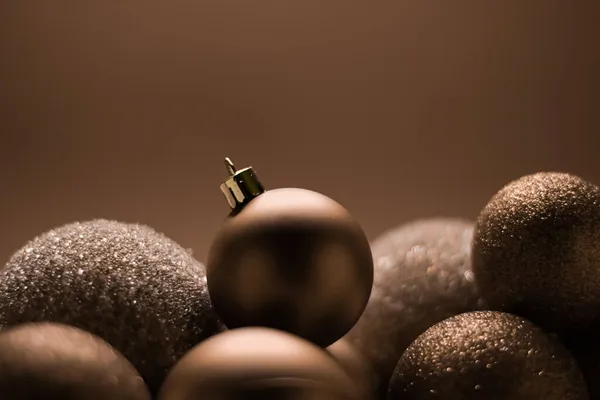 Vacaciones de Navidad y concepto de decoración festiva. Bola dorada sobre fondo beige — Foto de Stock