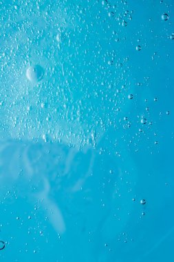 Mavi su dokusu su arka planı, doğa ve bilim konsepti, cilt kozmetik ürünleri ve hijyen makrosu kapanışı