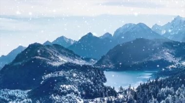 Kış harikalar diyarı ve kar yağan Noel manzarası. Dağlarda kar yağışı ve tatil arka planı olarak karla kaplı bir orman.