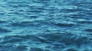 Deniz, doku ve kıyı doğası kavramı, mavi okyanus suyu yüzey arka planı, dalgalı dalgalar ve yaz tatili seyahati.