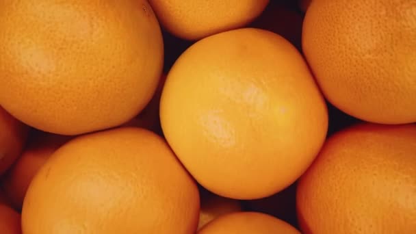 Żywność, rolnictwo i koncepcja ekologiczna, dojrzałe pomarańcze jako całe owoce na sprzedaż w supermarkecie ekologicznym — Wideo stockowe