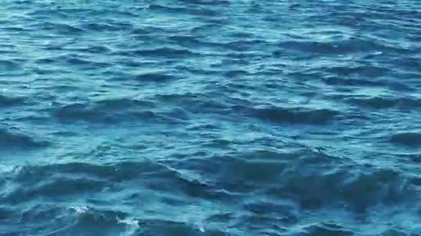 Mare, texture e concetto di natura costiera, acque blu dell'oceano come sfondo di superficie, onde che scorrono e vacanze estive b-roll — Video Stock