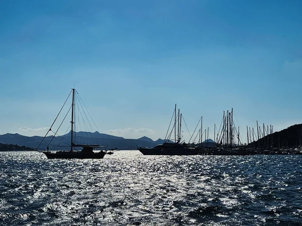 Tranquil θαλασσογραφία και παράκτια φύση έννοια. Θάλασσα, βάρκες, βουνά και γαλάζιος ουρανός πάνω από τον ορίζοντα στο ηλιοβασίλεμα — Φωτογραφία Αρχείου