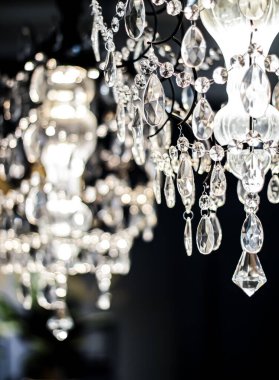 Ev dekorasyonu olarak kristal cam avize, iç tasarım ve lüks mobilya ayrıntıları, tatil davetiyesi geçmişi