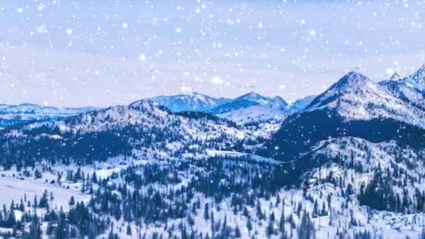 Зимняя страна чудес и снежный рождественский пейзаж. Снегопад в горах и покрытый снегом лес в качестве фона для отдыха — стоковое видео