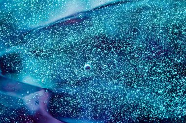 Soyut akuamarin sıvı arkaplan, boya sıçraması, girdap deseni ve su damlaları, güzellik jeli ve kozmetik doku, modern sihir sanatı ve lüks düz dizayn olarak bilim