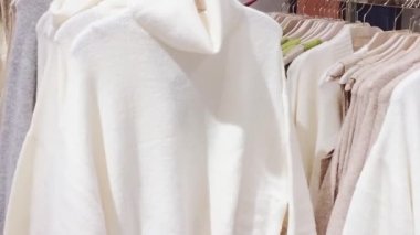 Perakende giyim ve sürdürülebilir moda konsepti. Lüks kadın giyim, sonbahar ve kış koleksiyonları kitle pazarı marka mağazasında.