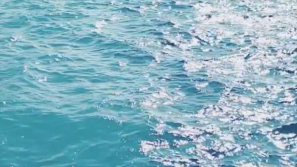 Movimiento lento del agua azul del océano como fondo superficial, olas que fluyen y viajes de vacaciones de verano b-roll como mar, textura y concepto de naturaleza costera — Vídeo de stock