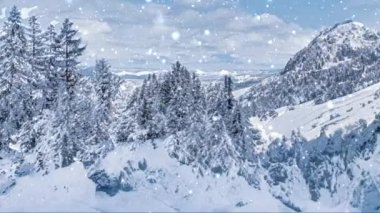 Kış harikalar diyarı ve kar yağan Noel manzarası. Dağlarda kar yağışı ve tatil arka planı olarak karla kaplı bir orman.