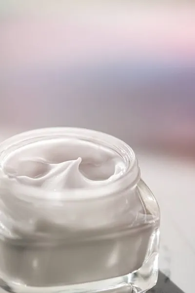 Crema hidratante facial como producto de lujo para el cuidado de la piel y el cuerpo, spa en casa y cosméticos de belleza orgánicos para el cuidado natural de la piel rutina matutina — Foto de Stock