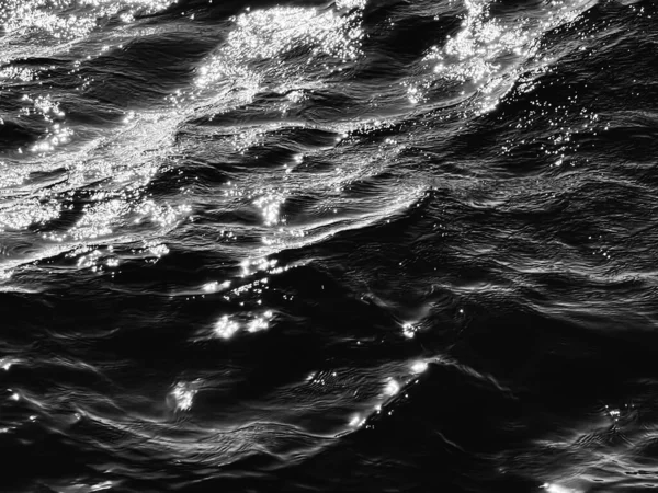 Concepto mar, textura y naturaleza costera. Agua del océano en blanco y negro, fondo superficial monocromo — Foto de Stock