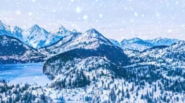 Kış harikalar diyarı ve kar yağan Noel manzarası. Dağlarda kar yağışı ve tatil arka planı olarak karla kaplı bir orman.