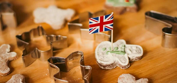 Brittisk semester och jul bakning koncept. Union Jack flagga Storbritannien och pepparkakor män kex i köket i England — Stockfoto