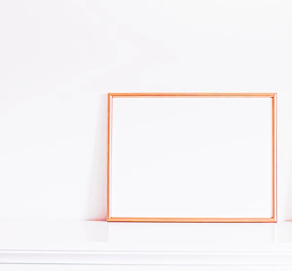 Rose guld ram på vita möbler, lyx inredning och design för mockup, affisch tryck och tryckbar konst, webbutik skyltfönster — Stockfoto
