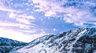 Kış harikalar diyarı ve kar yağan Noel manzarası. Tatil arkaplanı olarak karla kaplı dağlarda kar yağışı