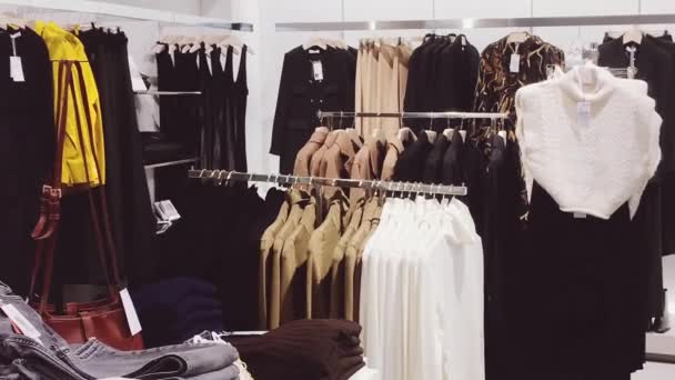 Vestuário de varejo e conceito de moda sustentável. Variedade de roupas femininas de luxo, coleção de outono e inverno na loja de marca de mercado de massa — Vídeo de Stock