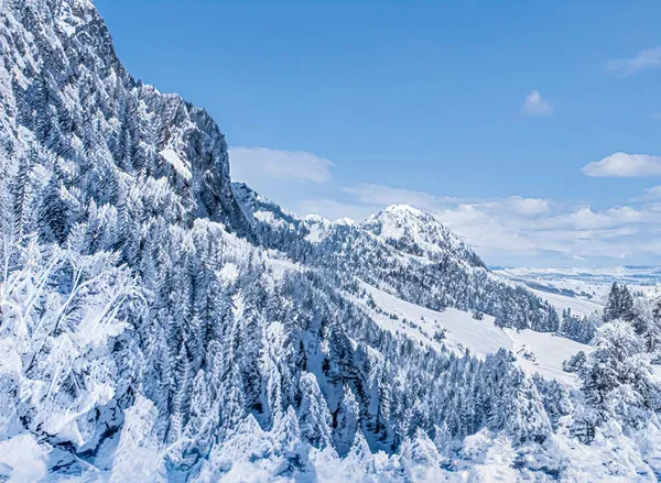 Зимняя страна чудес и волшебный рождественский пейзаж. Снежные горы и лес, покрытые снегом в качестве фона для отдыха — стоковое фото