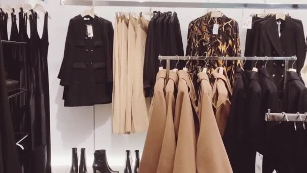 Vestuário de varejo e conceito de moda sustentável. Variedade de roupas femininas de luxo, coleção de outono e inverno na loja de marca de mercado de massa — Vídeo de Stock