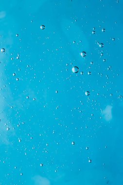 Mavi su dokusu su arka planı, doğa ve bilim konsepti, cilt kozmetik ürünleri ve hijyen makrosu kapanışı