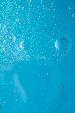 Mavi su dokusu su arka planı, doğa ve bilim konsepti, cilt kozmetik ürünleri ve hijyen makrosu kapanışı