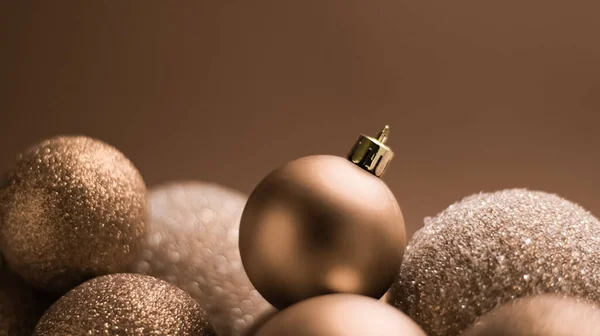 Vacaciones de Navidad y concepto de decoración festiva. Bola dorada sobre fondo beige — Foto de Stock