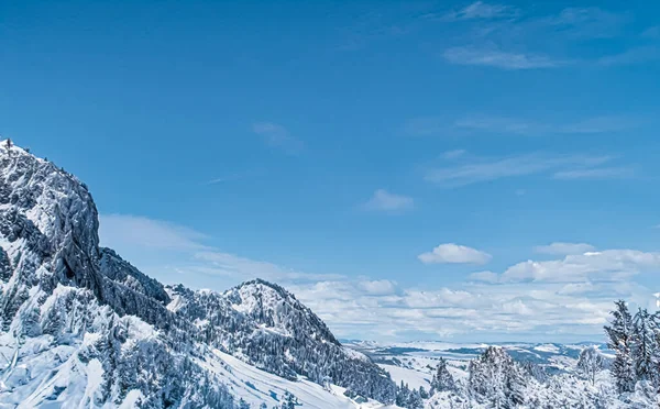 Зимняя страна чудес и рождественский пейзаж. Снежные горы, покрытые снегом в качестве фона для отдыха — стоковое фото