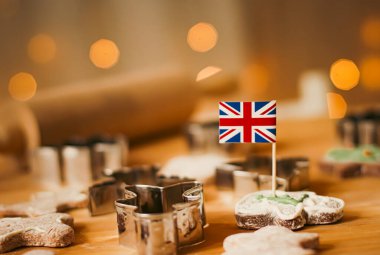 İngiliz bayramı ve Noel pişirme konsepti. Büyük Britanya bayrağı ve zencefilli adam bisküvileri İngiltere mutfağında