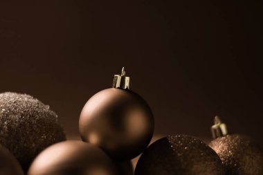 Noel tatili ve festival dekorasyon konsepti. Bej arkaplanda altın takılar