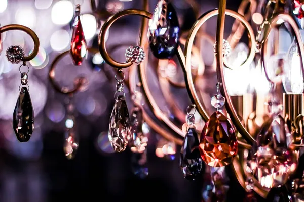 水晶玻璃吊灯作为家居装饰，室内设计和豪华家具细节，节日请柬背景 — 图库照片