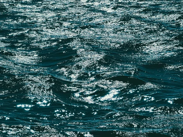 Море, текстура та концепція прибережної природи. Синя океанська вода як поверхневий фон, хвилі, що течуть та літні канікули — стокове фото