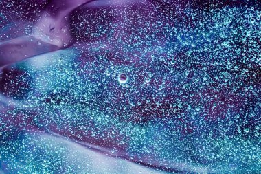 Soyut mor sıvı zemin, boya sıçraması, girdap deseni ve su damlaları, güzellik jeli ve kozmetik doku, modern sihir sanatı ve lüks düz dizayn olarak bilim