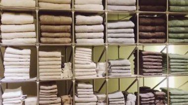 Ev dekorasyonu ve sürdürülebilir marka konsepti. Kitle pazarındaki alışveriş merkezlerinde ev eşyaları, mobilyalar ve iç tasarım dekorasyon ürünlerinin çevre dostu lüks koleksiyonu