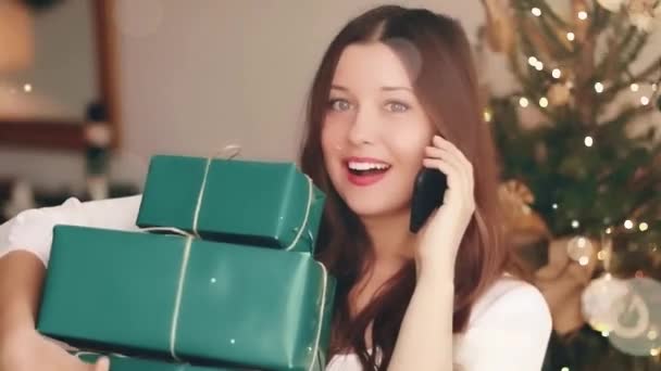 La telefonata di Natale e il concetto di regali di vacanza. Felice donna sorridente in possesso di scatole regalo e parlando su smartphone cellulare il giorno di Natale — Video Stock