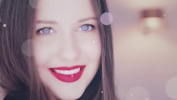 Portrait de beauté de Noël et maquillage de vacances look concept. Heureuse belle femme souriante, dents blanches nacrées sourire, effet bokeh paillettes — Video