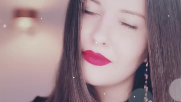 Christmas beauty portrait and holiday makeup look concept. Happy beautiful woman smiling, pearly white teeth smile, glitter bokeh effect — Stock Video