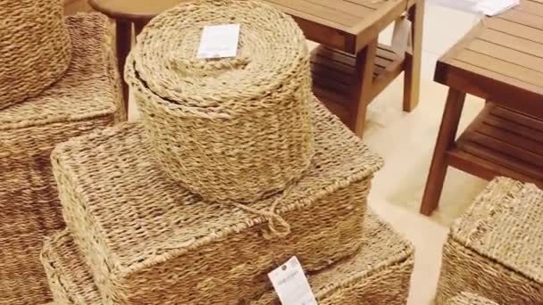 Home decor varejo e conceito de marca sustentável. Eco-friendly coleção de luxo de produtos de decoração de homeware, mobiliário e design de interiores em loja de shopping de mercado de massa — Vídeo de Stock