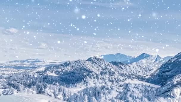 Vinterlandskap och snöar jullandskap. Snöfall i berg och skog täckt med snö som semesterbakgrund — Stockvideo