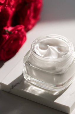 Yüz kremi nemlendirici cilt bakımı ve vücut bakımı ürünleri, ev spası ve doğal cilt bakımı için organik güzellik ürünleri.