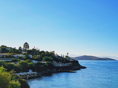 Kıyı rivierası ve yaz seyahati konsepti. Deniz, dağlar ve sahil beldesi deniz manzarası ve yaz kaçamağı için