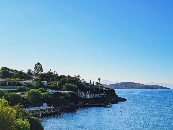 Παράκτια Riviera και καλοκαιρινή ταξιδιωτική έννοια. Θάλασσα, βουνά και παραθαλάσσιο θέρετρο ως παραθαλάσσιο τοπίο και καλοκαιρινός προορισμός απόδρασης — Φωτογραφία Αρχείου