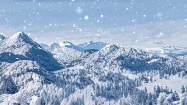 Kış harikalar diyarı ve kar yağan Noel manzarası. Dağlarda kar yağışı ve tatil arka planı olarak karla kaplı bir orman.