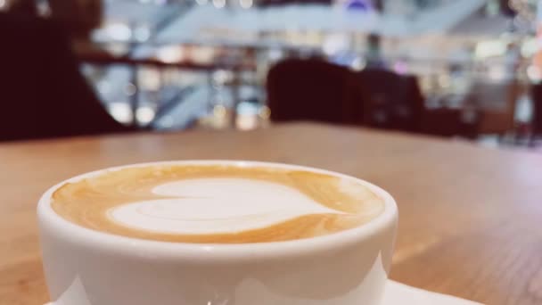 Kaffeepause Und Romantisches Stimmungskonzept Tasse Karamell Cappuccino Mit Herzförmigem Schaumstoff — Stockvideo