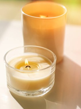Kokulu mumlar lüks spa arka planında ve banyo dekorunda aromaterapi için organik aroma mumu ve rahat atmosfer, güzellik ve sağIık