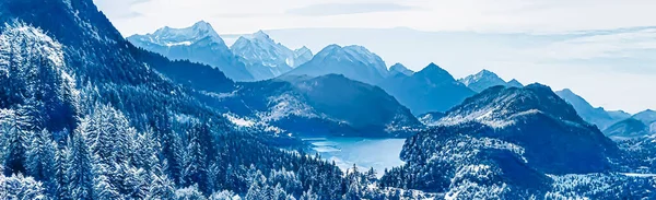 Winterwonderland en magisch kerstlandschap. Sneeuwrijke bergen en bos bedekt met sneeuw als vakantie achtergrond — Stockfoto